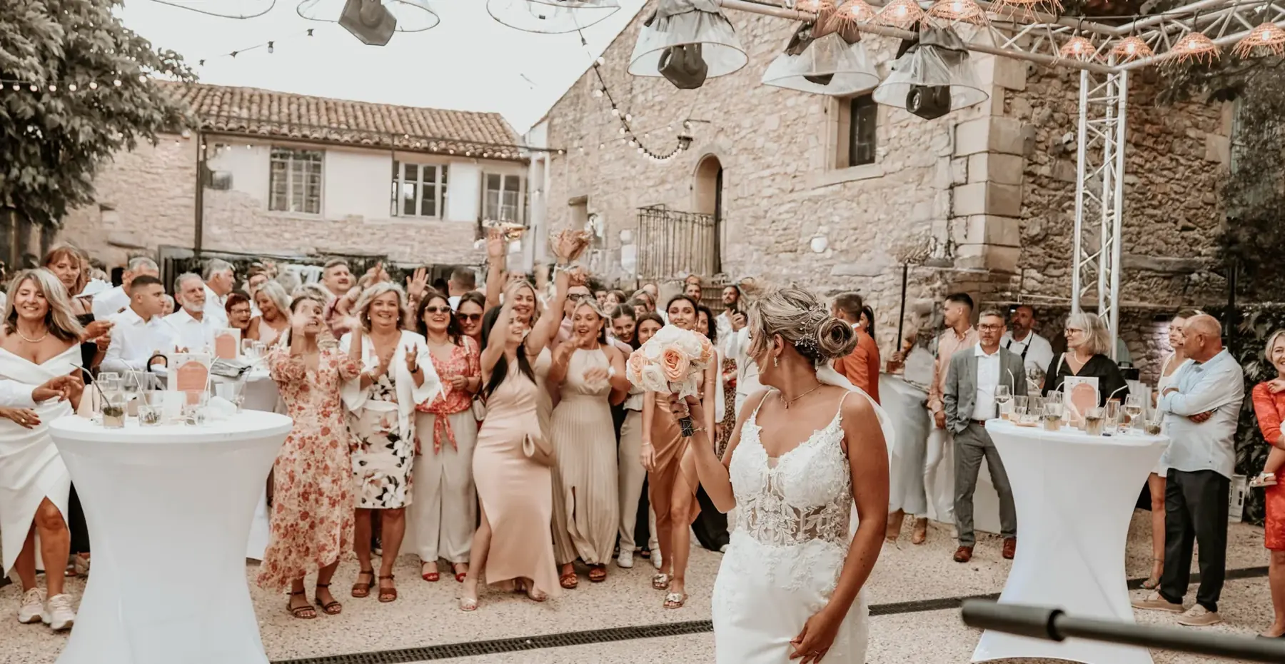 Le lancer de bouquet dans la cour du Clos