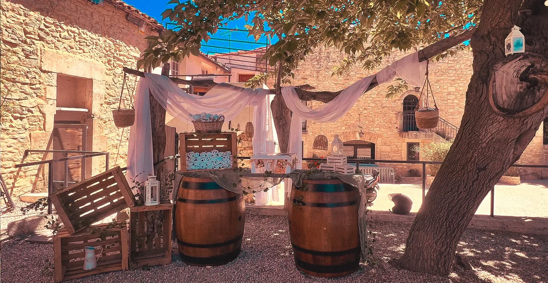 Le patio et ses voilages tendus entre les arbres