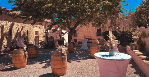 Le grand patio et ses tonneaux