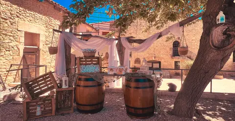 Le patio ombragé et ses tonneaux