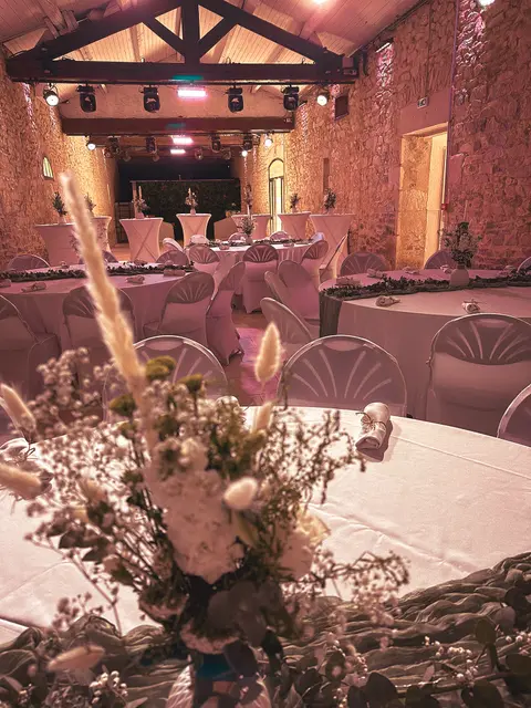 La salle dressée, poutres et lumières