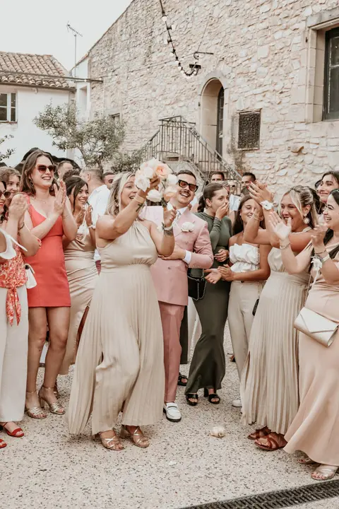 Les invités devant la bastide